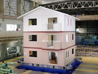 日本ツーバイフォー建築協会の実物大耐震実験